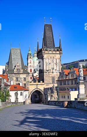 Kleiner Stadtbrückenturm (Malostranská mostecká věž) am Ende der Karlsbrücke in Prag, Tschechische Republik. Der gotische Turm dient als Tor Stockfoto