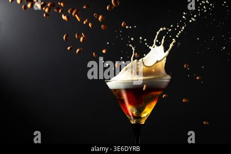 Kaffeelikör mit Sahne. Die in Bewegung befindlichen Kaffeebohnen und das Spritzen des Cocktails werden mit einer kurzen Belichtung rechtzeitig eingefroren. Kopierbereich. Stockfoto