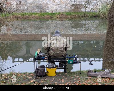 Fischer sitzt am Ufer im Stadtzentrum von Młynówka. Opole, Polen. Stockfoto