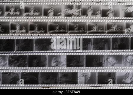 Kontaktbogen für analoge Schwarzweißfolie, Draufsicht. Authentische Vintage-Fotografie-Ästhetik mit Filmstreifen und Rahmen. Viele klassische 35-mm-Filme Stockfoto
