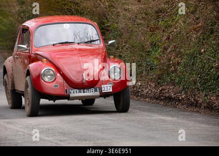 Volkswagen Käfer beim Landsend-Prozess Cornwall. Stockfoto