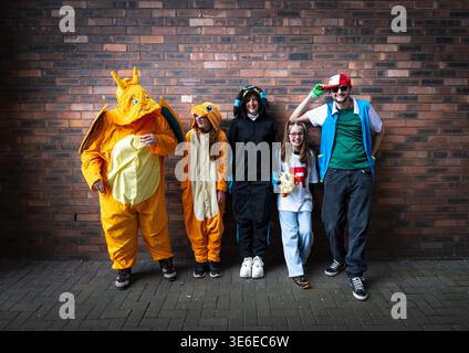 YORK COMIC CON, GROSSBRITANNIEN - 1. MÄRZ 2026. Eine Gruppe von Freunden und Familie, die sich als Pokémon-Charaktere bei einer Comic-Con-Veranstaltung amüsieren Stockfoto