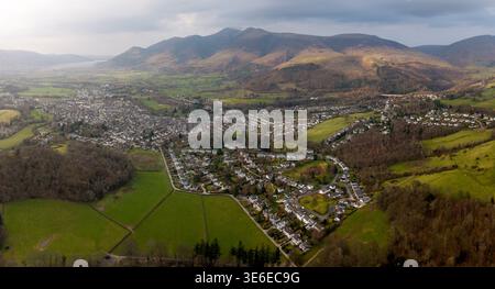 Luftpanorama-Landschaft der englischen Lake District Stadt Keswick und Bassenthwaite See mit Bergen einschließlich Skiddaw hinter einem wunderschönen s Stockfoto