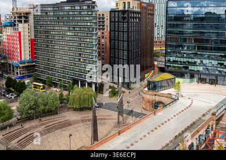 Erhöhter Blick über die Greengate-Gegend von Salford, mit CitySuites-Apartmenttürmen und gelbem Bus, im Sommer. Stockfoto