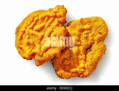 Zwei knusprige, frittierte Schnitzel mit goldfarbener Brotkrumenbeschichtung werden in einer Nahaufnahme von oben auf eine weiße Oberfläche gelegt, nicht künstlich erzeugte Stockfoto