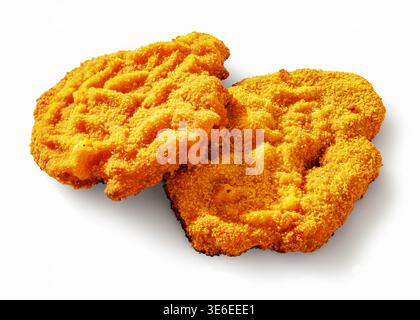 Zwei knusprige gebratene Schnitzel mit goldener Brotkrumenbeschichtung auf weißem Hintergrund, horizontale Ansicht, Nahaufnahme, keine KI generiert Stockfoto