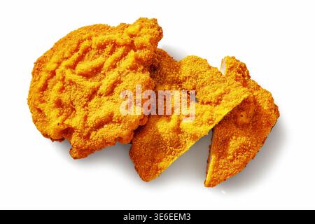 Zwei knusprige, frittierte Schnitzel mit goldener Brotkrumenbeschichtung sind auf weißem Hintergrund, Draufsicht, flache Lage, Nahaufnahme, keine KI generiert Stockfoto