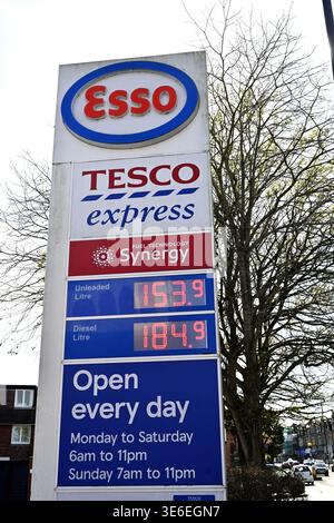 ESSO Tankstellenschild mit Preisen, Tesco Express, Öffnungstage, Großbritannien Stockfoto