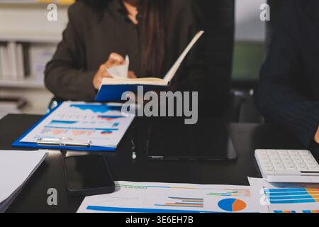 Geschäftsleute, die gemeinsam Pläne diskutieren Stockfoto