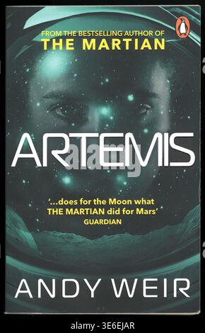 Gebrauchter Taschenbucheinband Artemis des US-amerikanischen Autors Andy Weir, ein Science-Fiction-Roman, der erstmals 2017 in den USA veröffentlicht wurde, diese Ausgabe 2018 UK. Stockfoto