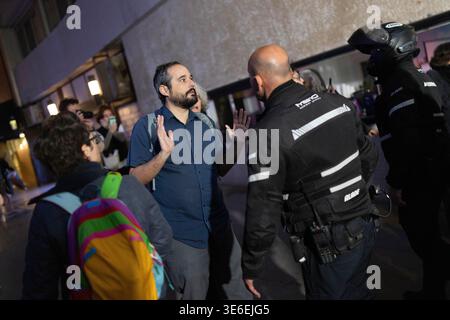 Tel Aviv, Israel. April 2026. Israelische linke Aktivisten halten Plakate während eines Protests außerhalb der USA in Tel Aviv gegen den anhaltenden Krieg mit dem Iran. Quelle: Oren Ziv/dpa/Alamy Live News Stockfoto