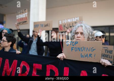 Tel Aviv, Israel. April 2026. Israelische linke Aktivisten halten Plakate während eines Protests außerhalb der USA in Tel Aviv gegen den anhaltenden Krieg mit dem Iran. Quelle: Oren Ziv/dpa/Alamy Live News Stockfoto