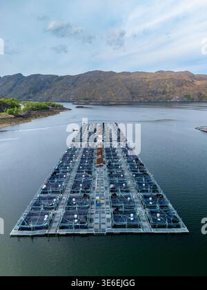 Luftaufnahme der modernen Lachsfischfarm auf Loch Ailort, Morar, Lochaber, Scottish Highlands, Schottland, , UK Stockfoto
