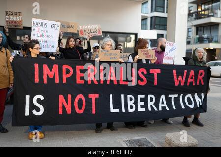 Tel Aviv, Israel. April 2026. Israelische linke Aktivisten halten Plakate während eines Protests außerhalb der USA in Tel Aviv gegen den anhaltenden Krieg mit dem Iran. Quelle: Oren Ziv/dpa/Alamy Live News Stockfoto