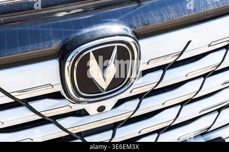 Samara, Russland - 26. April 2025: Changan-Fahrzeuglogo. Nahaufnahme des Changan-Emblems am Kühlergrill. Changan - Chinesisches Auto mA Stockfoto