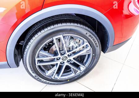 Samara, Russland - 14. Mai 2023: Modernes Autorad mit Leichtmetallscheibe von Changan Car, Dunlop-Reifen Stockfoto