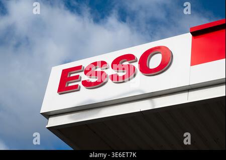 Logo der ESSO-Tankstelle, Preistafel, Kraftstoffpreise, Diesel, Benzin und Benzin, steigende Kosten, Marke, Zierikzee, Niederlande Stockfoto
