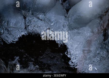 Eisbildung an einem Fluss in Lappland. Die Textur der Kälte ist durch Details auf dieser Fotografie sichtbar. Stockfoto