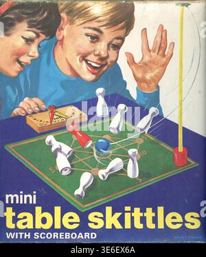 Vintage Mid Century 1960er/Anfang 1970er Jahre Mini-Tischkegel, Pub Bar/Tischspiel Kinderspiele. Retro 1960er Jahre Spielzeug, Spielzeug hergestellt in England. Stockfoto