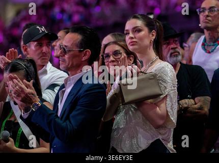 Miami, USA. April 2026. Inter Miami CF gegen Austin FC Marc Anthony und seine Frau Nadia Ferreira vor dem MLS-Spiel zwischen Inter Miami CF und Austin FC im Nu Stadium am 4. April 2026 in Miami, Florida, USA. Quelle: HMB Media/Alamy Live News Stockfoto