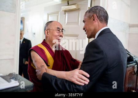 US-Präsident Barack Obama begrüßt seine Heiligkeit den Dalai Lama vor ihrem Treffen im Landkartenraum des Weißen Hauses, Washington, D.C., USA, Pete Souza, Office of White House Photography, 15. Juni 2016 Stockfoto