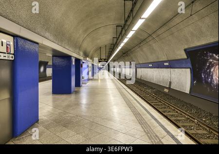 Bochum, Deutschland - 25. September 2025: U-Bahn-Station in München, Deutschland, mit Gleisen, Bahnsteig und gekachelten Wänden Stockfoto
