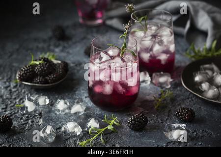Brombeer-Lemonade mit Lavendel auf Vintage-Hintergrund Stockfoto