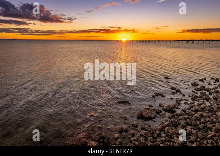 Malerischer Sonnenuntergang über dem Golf von Mexica in Punta Gorda, Florida Stockfoto