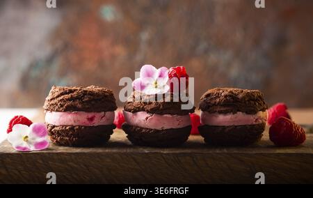 Hausgemachte Eiskekse, Sandwiches mit Himbeeren und Schokolade Stockfoto