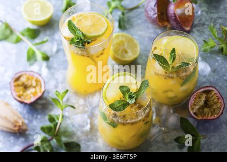 Maracuja Limonade garniert mit Limette und Minze Stockfoto