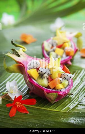 Exotischer Obstsalat serviert in halber Drachenfrucht Stockfoto