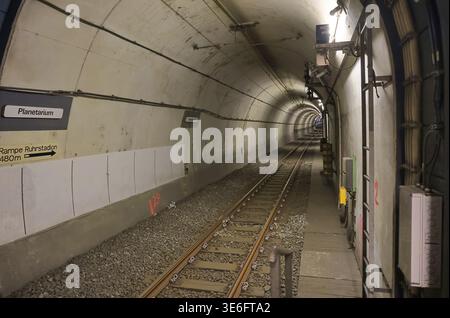 Bochum, Deutschland - 25. September 2025: Unterirdischer Tunnel zum Planetarium und Ruhrstadion in Bochum Stockfoto