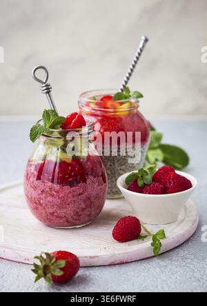 Chiasamen-Puddings mit Beeren und Obst zum Frühstück Stockfoto