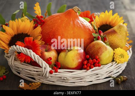 Stillleben im Herbst mit saisonalen Früchten, Gemüse und Blumen Stockfoto