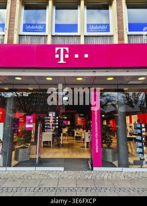 Kiel, Deutschland 25. Januar 2025: Glasladen eines deutschen Telekom-Geschäfts mit dem magentafarbenen T-Mobile-Logo Stockfoto