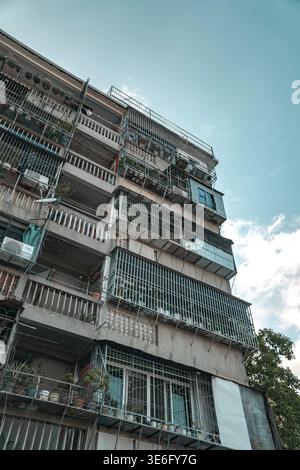 Dieses moderne städtische Apartmentgebäude verfügt über mehrere Balkone, die wunderschön mit einer Vielzahl von Grün geschmückt sind Stockfoto