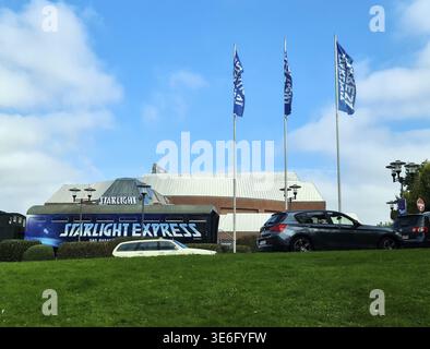 Bochum, Deutschland - 25. September 2025: Starlight Express-Musicalzeichen an einer Bahnfassade in Bochum unter blauem Himmel Stockfoto