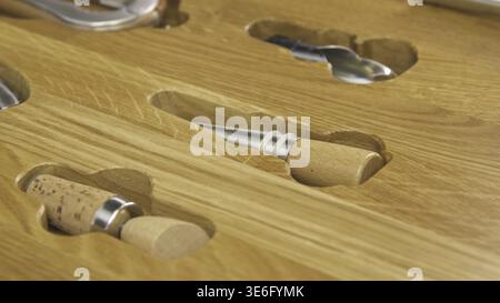 Nahaufnahme der Holzkiste für Küchengeräte. Haushaltsgeräte. Modernes, stilvolles Design der Küchenschublade mit Holzständer für Küchengeräte. Teuer w Stockfoto