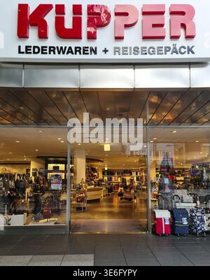Bochum, Deutschland - 25. September 2025: Kupper-Geschäft, das deutsche Lederwaren und Gepäck zum Verkauf anbietet Stockfoto