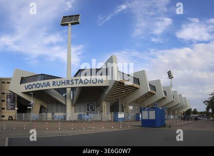 Bochum, Deutschland - 25. September 2025: Vonovia Ruhrstadion, Heimat des VfL Bochum, zeigt moderne Architektur unter blauem Himmel Stockfoto