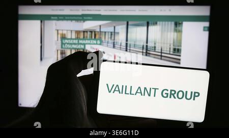 Stuttgart, Deutschland - 08.05.2024: Person mit Mobiltelefon mit Logo des deutschen Heizungs-, Lüftungs-, Lüftungs-, Lüftungs-, Lüftungs- und Klimatechnikunternehmens Vaillant GmbH vor der Business-Webseite. Stockfoto