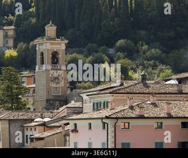 Stadtturm in Maderno am Ufer des Gardasees Stockfoto