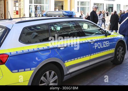 Der deutsche Polizeiwagen parkte auf einer Straße in Flensburg, Deutschland, um Sicherheit und Ordnung zu gewährleisten Stockfoto