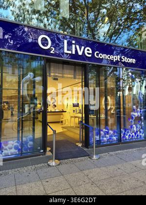 Berlin, Deutschland - 16. Oktober 2022: Eingang eines Smartphone-Stores der Firma O2 Stockfoto