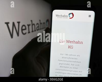 Stuttgart, Deutschland - 08.05.2024: Person, die ein Smartphone mit Webseite des deutschen Konzerns Wilh hält. Werhahn KG vor Logo. Schwerpunkt auf cen Stockfoto