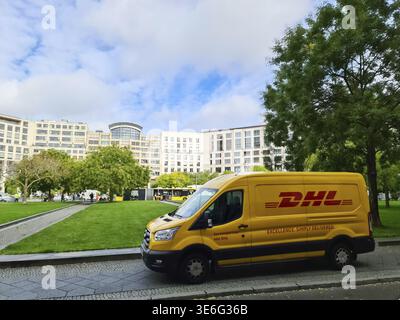 Berlin, Deutschland - 16. Oktober 2022: Ein gelber Van der Firma DHL parkt in den Straßen Berlins Stockfoto