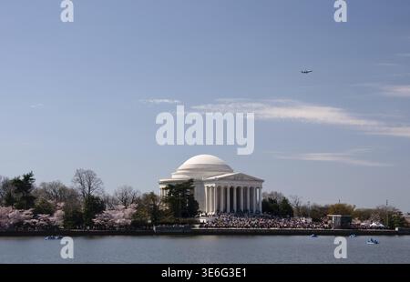 Cherry Blossoms umgeben das Jefferson Memorial, während ein Flugzeug über der Szene abhebt Stockfoto