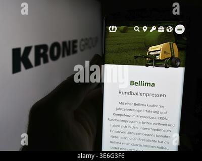 Stuttgart, Deutschland - 08-07-2024: Person mit Mobiltelefon mit Webseite der deutschen Bernard Krone Holding SE Co. KG vor dem Logo. Fokus auf ce Stockfoto