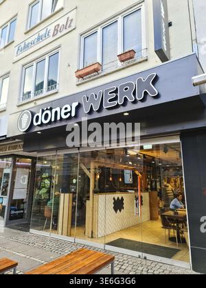Kiel, Deutschland 25. Januar 2025: Gäste genießen ihre Mahlzeit im Restaurant Doener Werk in Köln Stockfoto