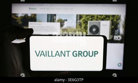 Stuttgart, Deutschland - 08.05.2024: Person mit Mobiltelefon mit Logo des deutschen Heizungs-, Lüftungs- und Klimatechnik-Unternehmens Vaillant GmbH vor der Business-Website. Fokussieren Stockfoto
